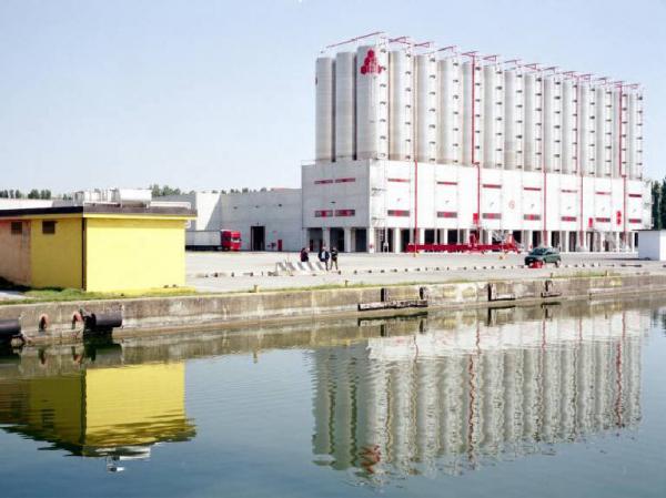 Edificio industriale con silos - canale