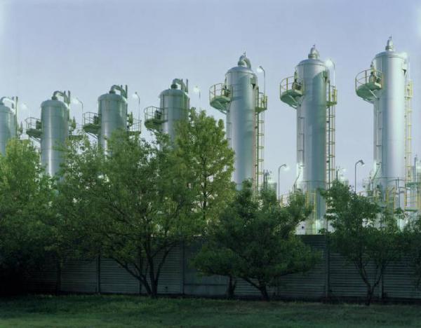 Cisterne industriali - muro di cinta - alberi
