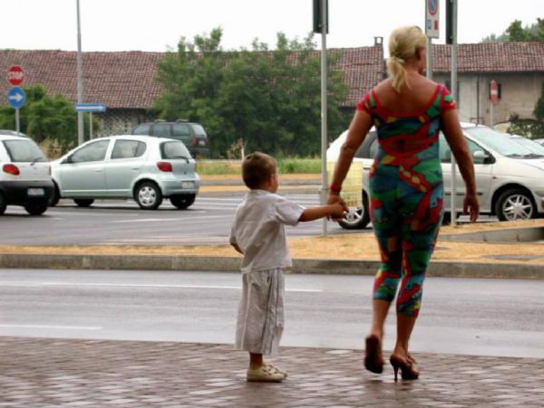 Madre e figlio sul marciapiede - strada