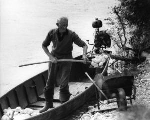 Fiume Ticino - anziano che trasporta pietre con una barca - carriola