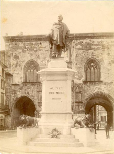 Bergamo - Piazza Vecchia - Monumento a Giuseppe Garibaldi - Cesare e Alberto Maironi / Risorgimento italiano