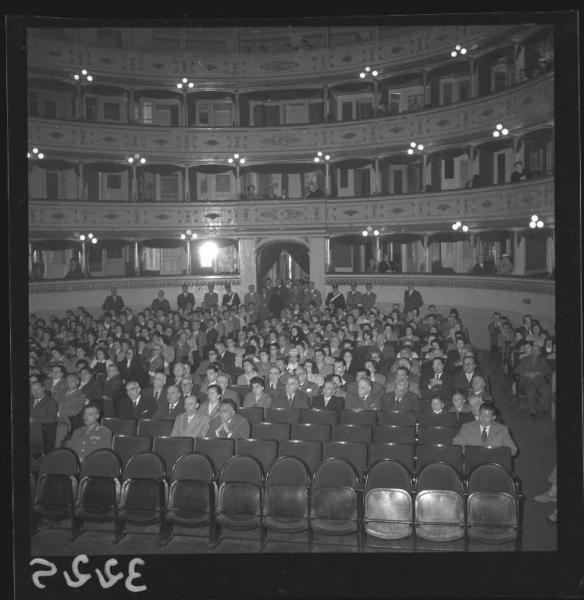 Commemorazione carducciana nel 50° anniversario della morte - Pubblico in platea - Mantova - Teatro Sociale