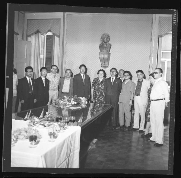 Ritratto di gruppo - Delegazione nordcoreana e assessori - Mantova - Municipio