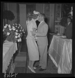Doppio ritratto - Coppia di sposi nell'atto di scambiarsi un bacio - Matrimonio Sig. Pistoni - Interno di chiesa
