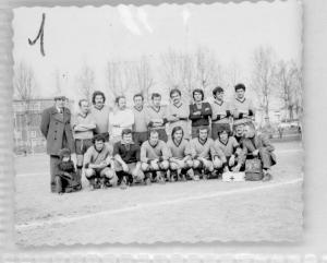 Ritratto di gruppo maschile - Squadra della Montedison - Mantova - Parco Te - Campi da calcio - Formazione della squadra