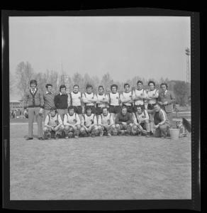 Ritratto di gruppo maschile - Squadra Bassoni Lubrificanti - Mantova - Parco Te - Campi da calcio - Formazione della squadra