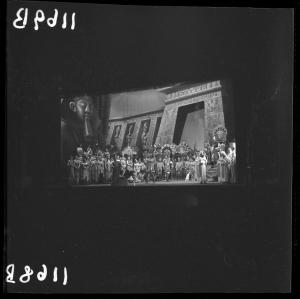 Inaugurazione stagione lirica 1957 - Prima rappresentazione di <<Aida>> - Attori sul palco e scenografia - Mantova - Teatro Sociale