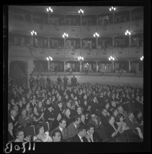 Inaugurazione stagione lirica 1957 - Prima rappresentazione di <<Aida>> - Pubblico in platea e nei palchi - Mantova - Teatro Sociale