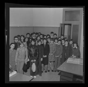 Ritratto di gruppo - Studentesse, studenti e insegnante in visita alla redazione del giornale - Mantova - Redazione della Gazzetta di Mantova