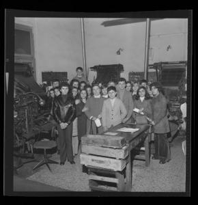 Ritratto di gruppo - Studentesse, studenti e insegnanti in visita alla redazione del giornale - Mantova - Reparto tipografico della Gazzetta di Mantova