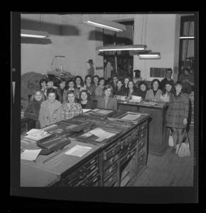 Ritratto di gruppo femminile - Studentesse e insegnante in visita alla redazione del giornale - Mantova - Reparto tipografico della Gazzetta di Mantova
