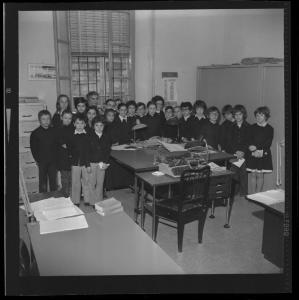 Ritratto di gruppo - Alunni e maestra in visita alla redazione del giornale - Mantova
