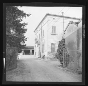 Abitazione rurale - cancello d'ingresso e barchessa - Mantova - Marcaria - Cesole - Tentata estorsione
