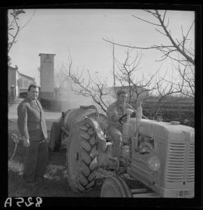 Doppio ritratto maschile - Il perito agronomo Lidio Salomoni e un lavorante sul trattore - Cavriana - Tenuta <<Belvedere>>
