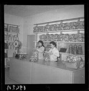 Cittadella - Ditta Barbieri - Lavoratrici al banco della preparazione dei sacchetti di caramelle - Interno