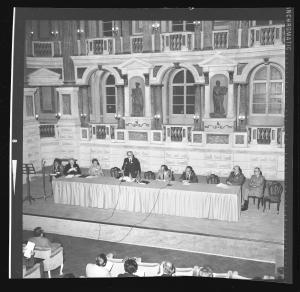 Ritratto di gruppo maschile - V Congresso internazionale Sonnenberg - Mantova - Teatro Scientifico Bibiena - Tavolo dei relatori - Mario Balzanelli