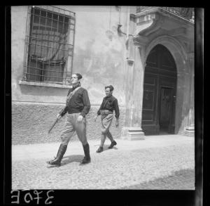 Mantova - Via Massari - Set cinematografico del film "La marcia su Roma" di Dino Risi - Ugo Tognazzi e Vittorio Gassman durante una ripresa