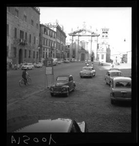 Mantova - Piazza Sordello - L'autovettura di Vittorio De Sica in sosta - Autovetture parcheggiate - Duomo