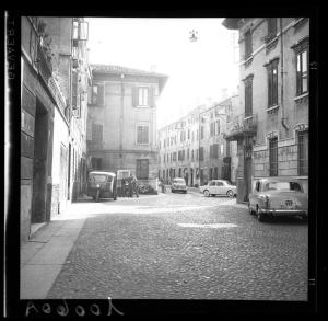Mantova - Via Giovanni Arrivabene - L'autovettura di Vittorio De Sica in sosta - Auto in transito - Uomini vicino a un motocarro