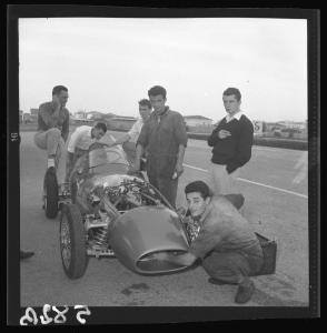 Ritratto di gruppo maschile - Lo staff del pilota Franco Marenghi attorno alla sua automobile in collaudo - Modena - Autodromo - Formula Junior