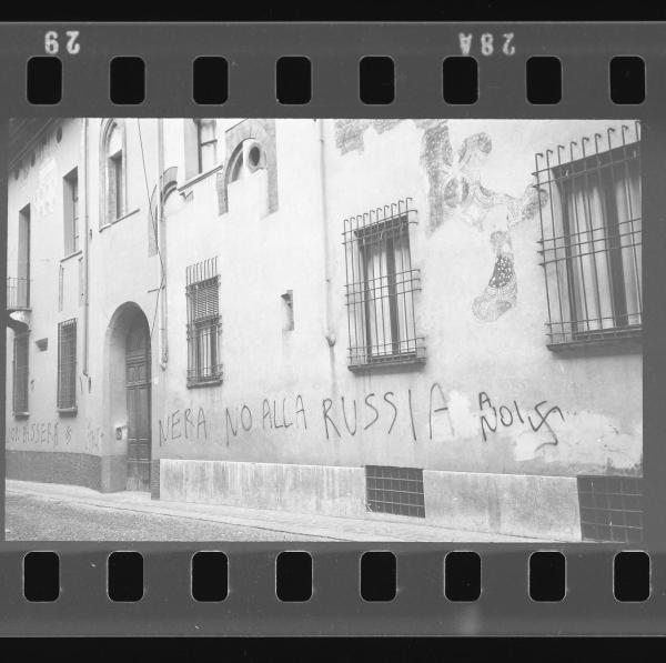 Scritta vandalica - Mantova - Casa di via Fratelli Bandiera 19,23 - Facciata