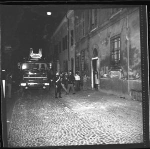 Mantova - Casa di via Massari 13 - Terremoto Friuli 1976 - Vigili del Fuoco in azione