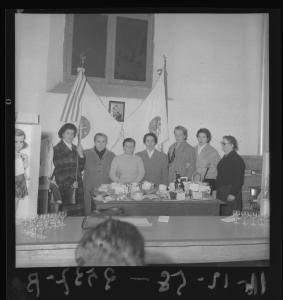 Ritratto di gruppo femminile - Donne festeggiate dietro a cattedra imbandita - "S. Lucia della domestica" - Mantova - Circolo A.C.L.I. - Interno
