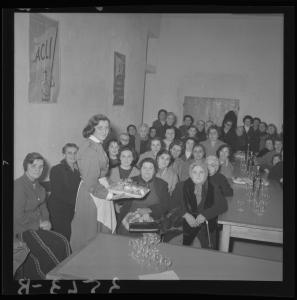 Ritratto di gruppo femminile - Donne festeggiate - Cameriera con vassoio - "S. Lucia della domestica" - Mantova - Circolo A.C.L.I. - Interno