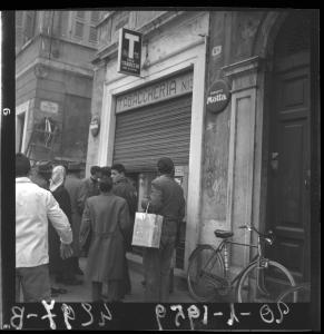 Furto alla tabaccheria Manfredi - Un gruppo di passanti in sosta davanti all'ingresso - Mantova - Corso Vittorio Emanuele 68