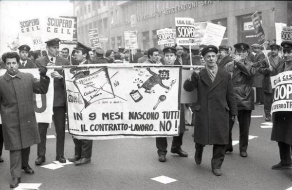 Lavoratori A.T.M. in sciopero, sfilano portando un manifesto che reca la scritta "IN 9 MESI NASCONO TUTTI ... IL CONTRATTO-LAVORO ... NO !"