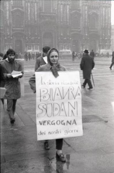 Manifestazione per il Biafra: una donna mostra un cartello con la scritta "la storia ricorderà - BIAFRA SUDAN - VERGOGNA dei nostri giorni"