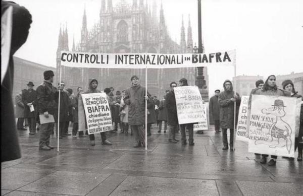 Manifestazione per il Biafra: il corteo in Piazza Duomo a Milano