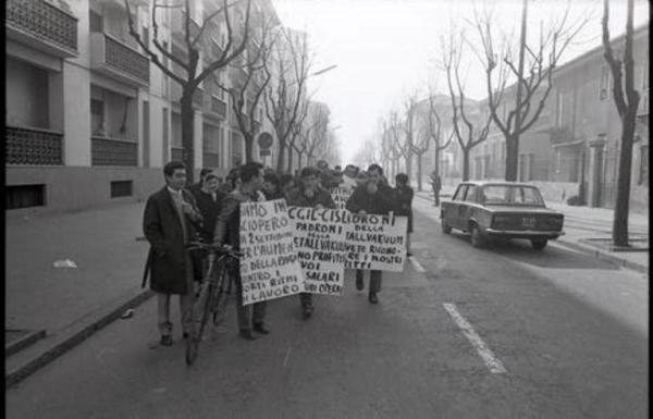 Lavoratori della Metallvakuum di Cusano Milanino, sfilano per le strade portando dei cartelli che spiegano i motivi dello sciopero