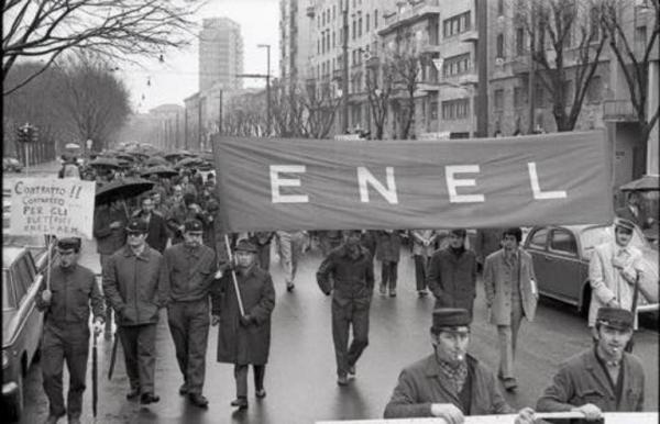Corteo dei dipendenti delle aziende elettriche in sciopero: striscione in primo piano con la scritta "ENEL"