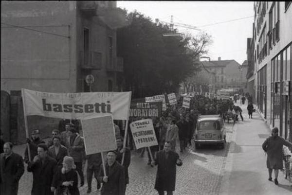 Corteo dei lavoratori Tessili a Legnano: in primo piano lo striscione dei lavoratori della Bassetti