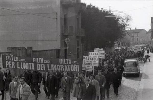 Corteo dei lavoratori Tessili a Legnano: in primo piano uno striscione che inneggia all'unità dei lavoratori
