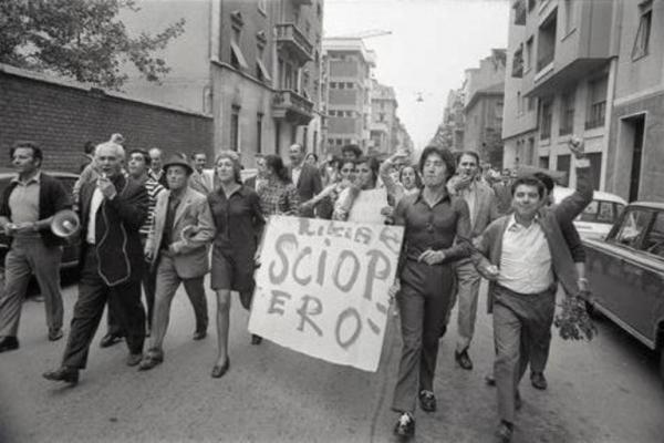 Sciopero dei lavoratori della Richard Ginori: corteo per le strade di Milano con cartelli, megafono e fischietti