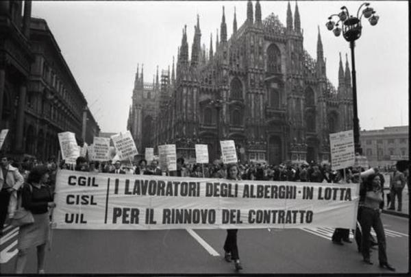 Sciopero dei dipendenti degli alberghi: il corteo in piazza Duomo a Milano