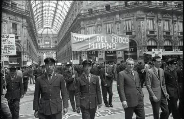Sciopero dei Vigili del Fuoco: passaggio del corteo sotto la Galleria Vittorio Emanuele II di Milano