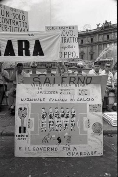 Sciopero dei dipendenti delle Autolinee a Roma: i lavoratori si sono radunati in Piazza della Repubblica (l'antica piazza dell'Esedra). Alcuni di loro sono seduti sulla Fontana delle quattro Naiadi e mostrano manifesti e striscioni di protesta