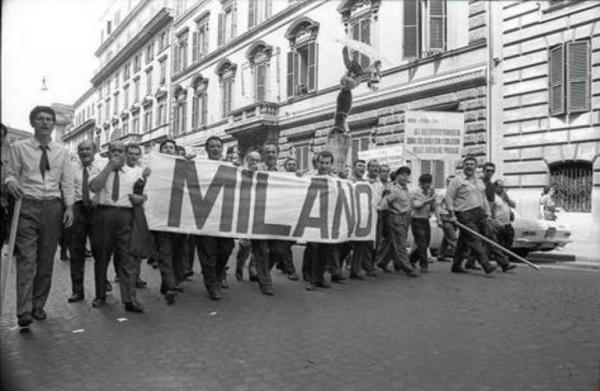 Corteo dei lavoratori delle Autolinee a Roma: delegazione degli autisti milanesi. Un cartello riporta la scritta "Gli autoferrotranvieri sono solidali con i colleghi delle autolinee private"
