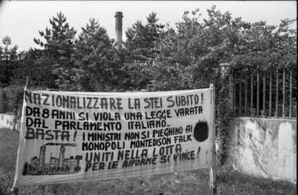 Sciopero alla STEI di Tavazzano: fuori dalle mura dello stabilimento uno striscione di protesta chiede la nazionalizzazione della STEI e ai lavoratori di restare uniti nella lotta per le riforme