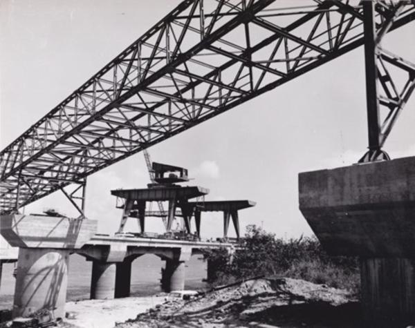 Innocenti - Impianto siderurgico dell'Orinoco - Molo - Lavori di costruzione del pontile: le travature d'acciaio