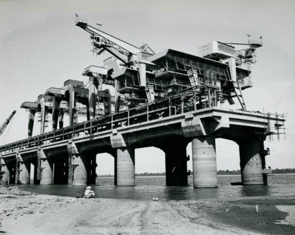 Innocenti - Impianto siderurgico dell'Orinoco - Molo - Le cinque gru sul pontile per il caricamento dei prodotti finiti nelle stive e lo scarico delle materie prime