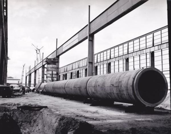 Innocenti - Impianto siderurgico dell'Orinoco - Uno dei quattro camini dell'acciaieria pronto per la posa in opera