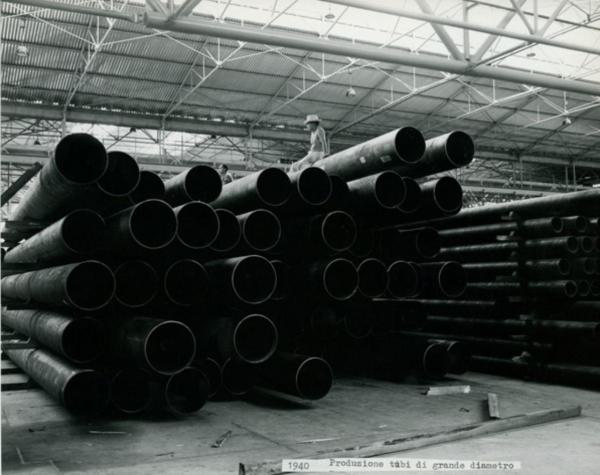 Innocenti - Impianto siderurgico dell'Orinoco - Tubificio - Pile di tubi di grande diametro