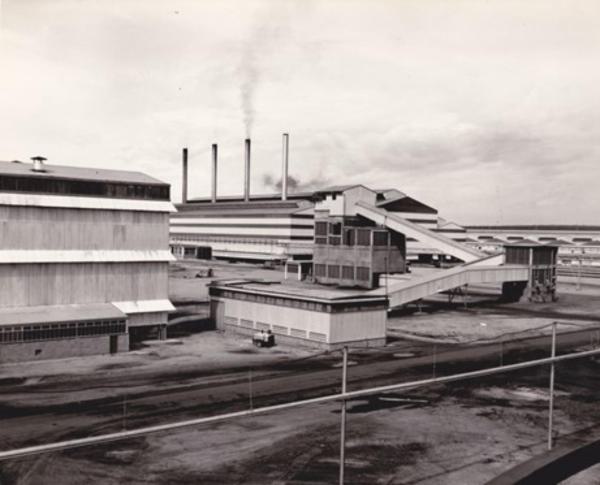 Innocenti - Impianto siderurgico dell'Orinoco - Fabbricato per l'essicamento del coke - Sullo sfondo l'acciaieria