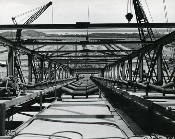 Innocenti - Impianto siderurgico dell'Orinoco - Montaggio con gru mobili delle linee aeree dei nastri trasportatori