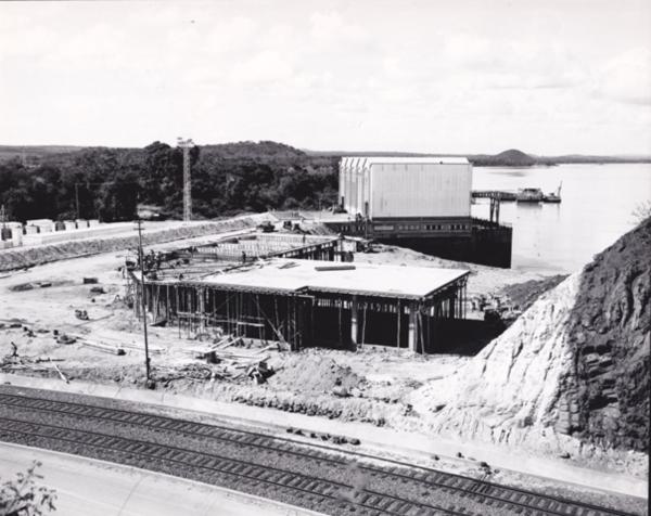 Innocenti - Impianto siderurgico dell'Orinoco - Cantiere del nuovo molo in costruzione - Sullo sfondo la stazione di pompaggio