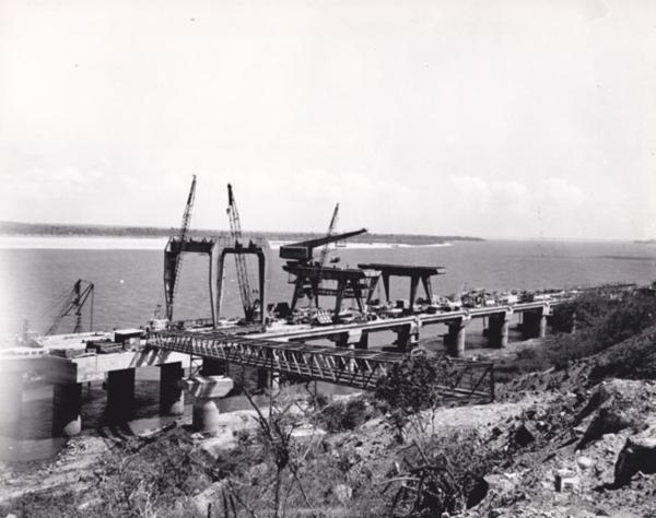 Innocenti - Impianto siderurgico dell'Orinoco - Cantiere del nuovo molo - Montaggio delle gru del pontile